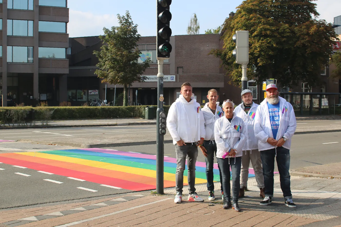 Het bestuur van Stichting KeiRoze bij een regenboogzebrapad in Amersfoort